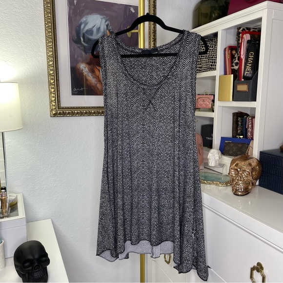 Isabella Rodriguez Tops - Black white chevron tank shark hem 3X